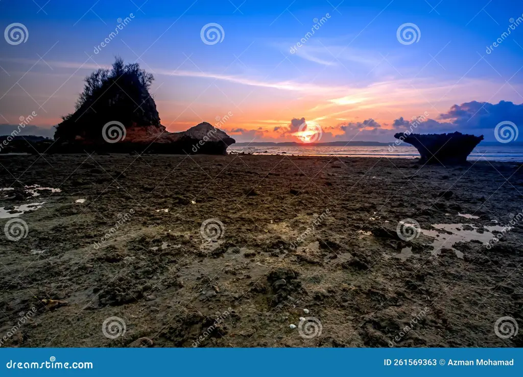 Pemandangan matahari terbenam di pantai Paya Lombang