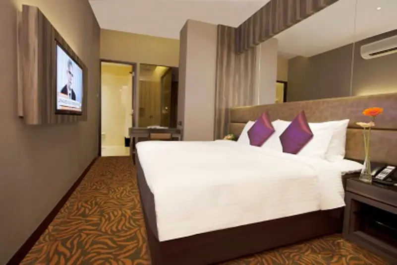 Foto interior kamar di Aqueen Hotel Paya Lebar yang nyaman dan modern