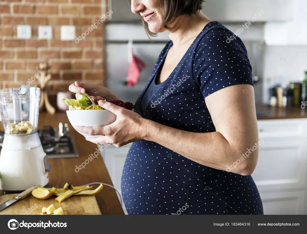 Gambar ibu hamil sedang makan makanan sehat