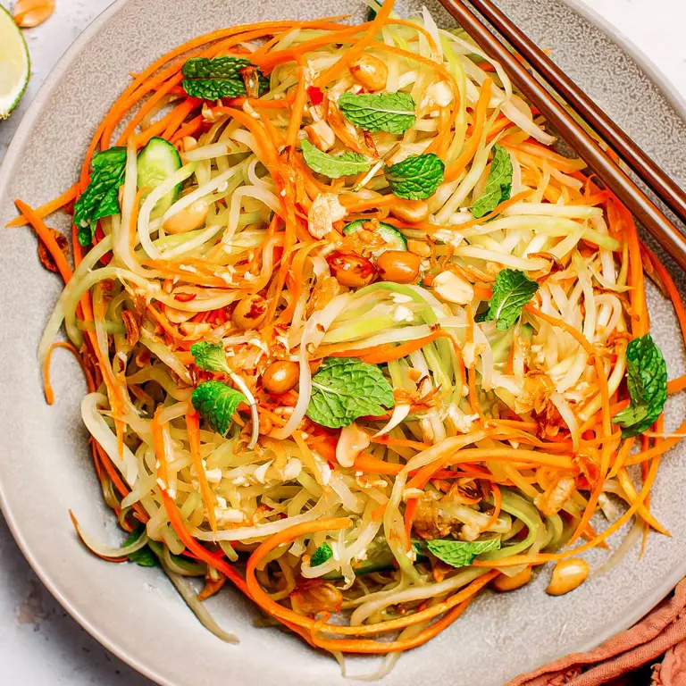 Salad pepaya dengan berbagai macam topping yang menarik.