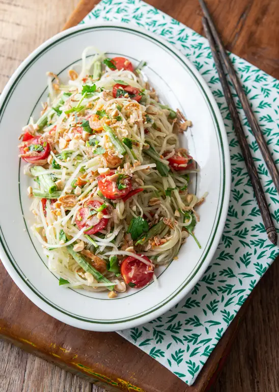 Gambar salad pepaya dengan kacang-kacangan dan biji-bijian