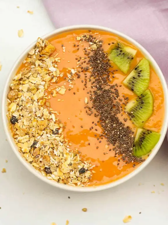 Smoothie bowl pepaya jingga dengan berbagai topping