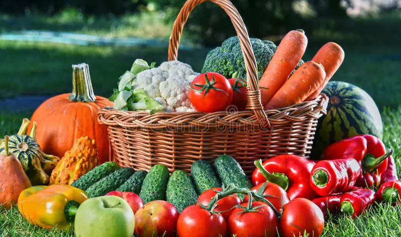 Gambar berbagai macam buah dan sayur yang berwarna-warni