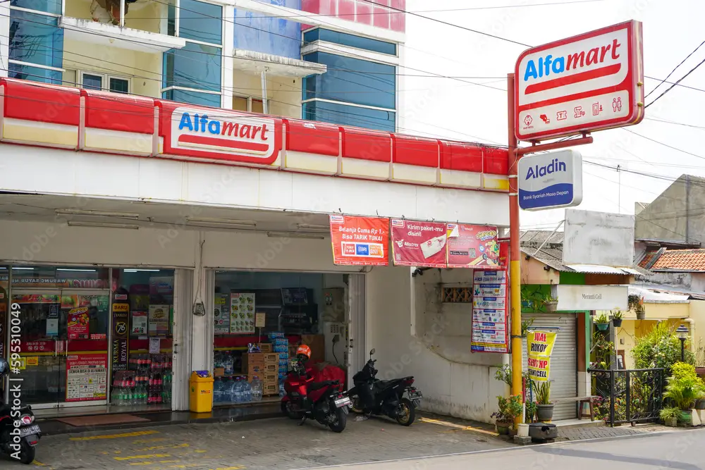 Toko Alfamart dari luar dengan papan nama yang jelas