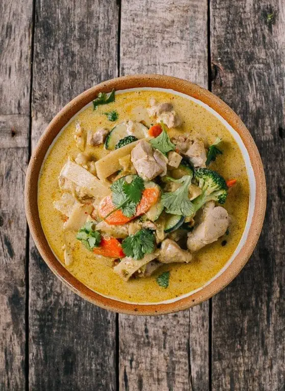 Gambar gulai pepaya muda dengan ayam yang menggugah selera