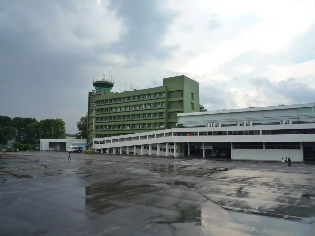 Interior terminal Bandara Paya Lebar memperlihatkan penumpang