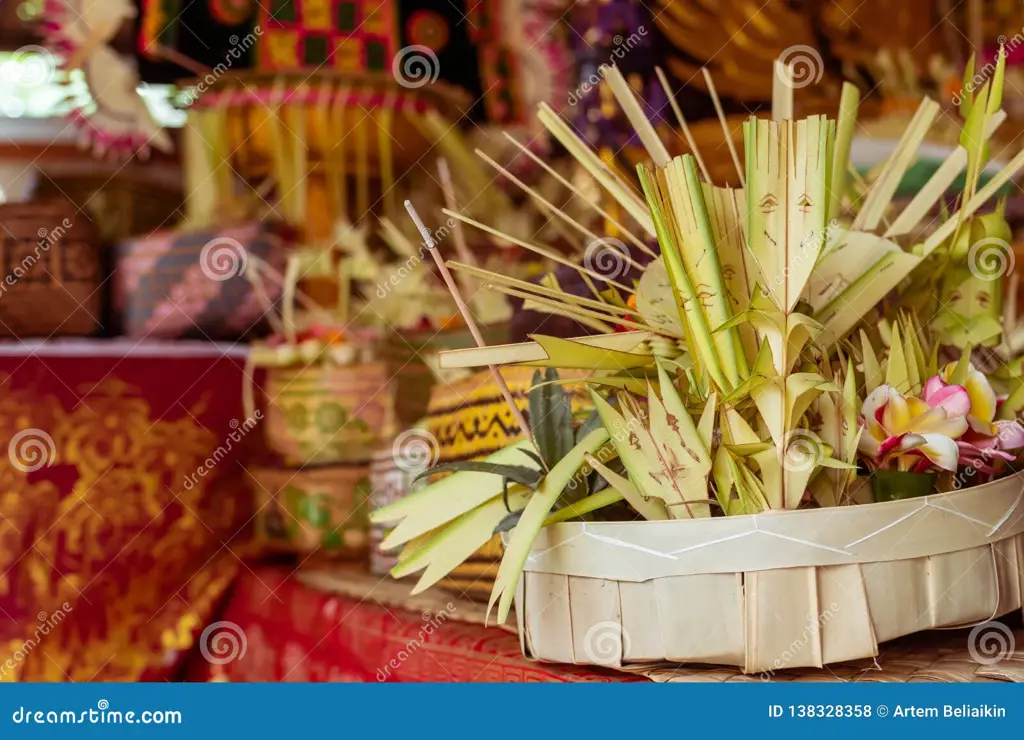 Cara membuat sesajen payas Bali sederhana