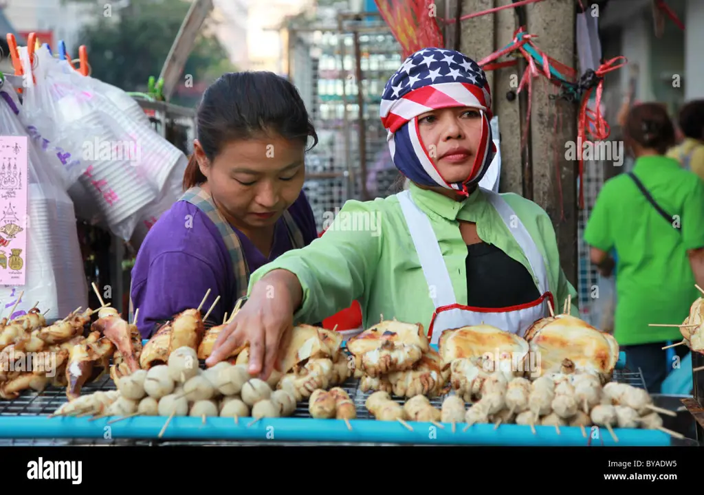 Pepaya matang di kios pasar Bangkok