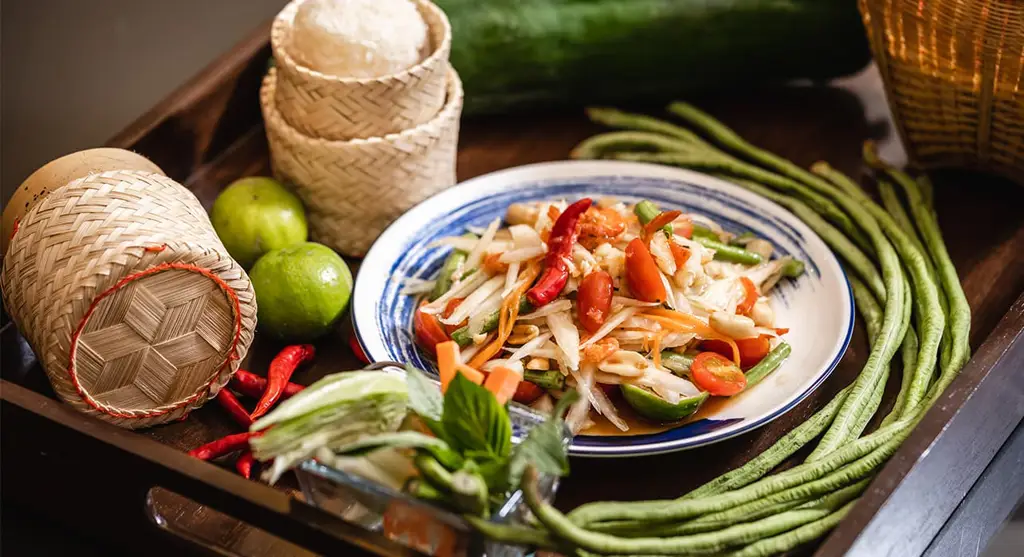 Salad pepaya muda (Som Tum) di warung makan pinggir jalan Bangkok