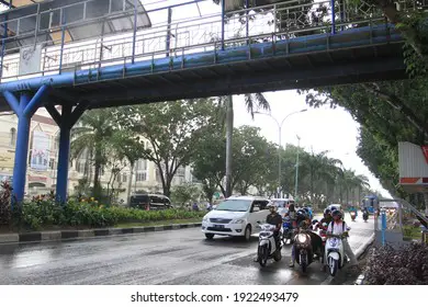 Masyarakat Pekanbaru berinteraksi di sepanjang Jalan Pepaya