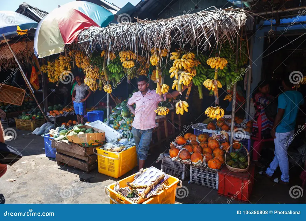 Penjual pepaya di pasar tradisional