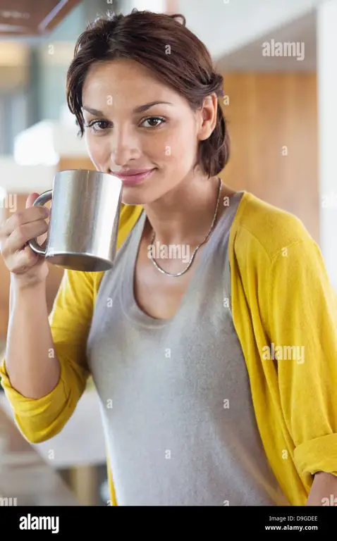 Seorang wanita sedang meminum teh herbal