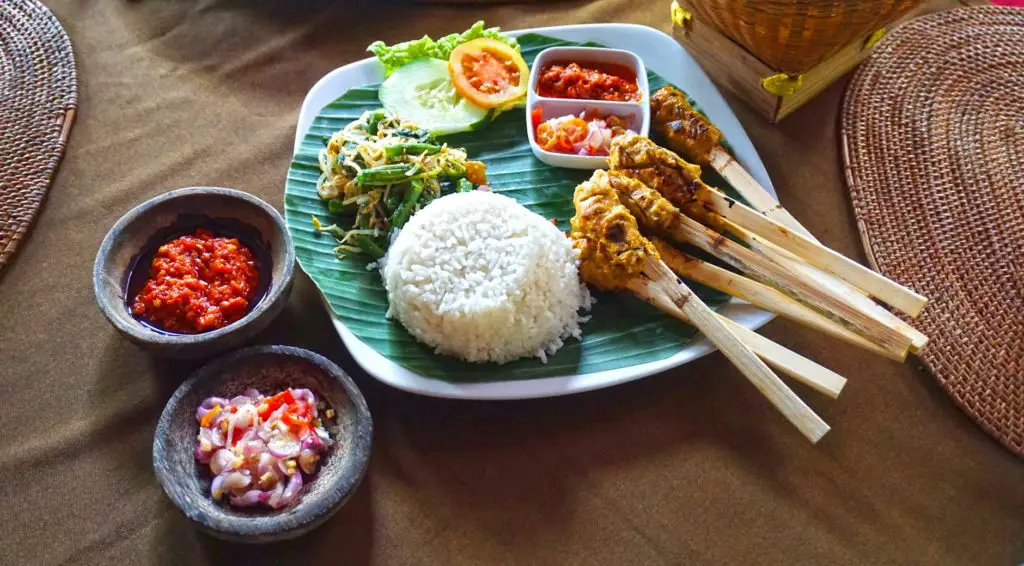 Foto detail tumis daun pepaya teri pedas, memperlihatkan tekstur dan warna makanan