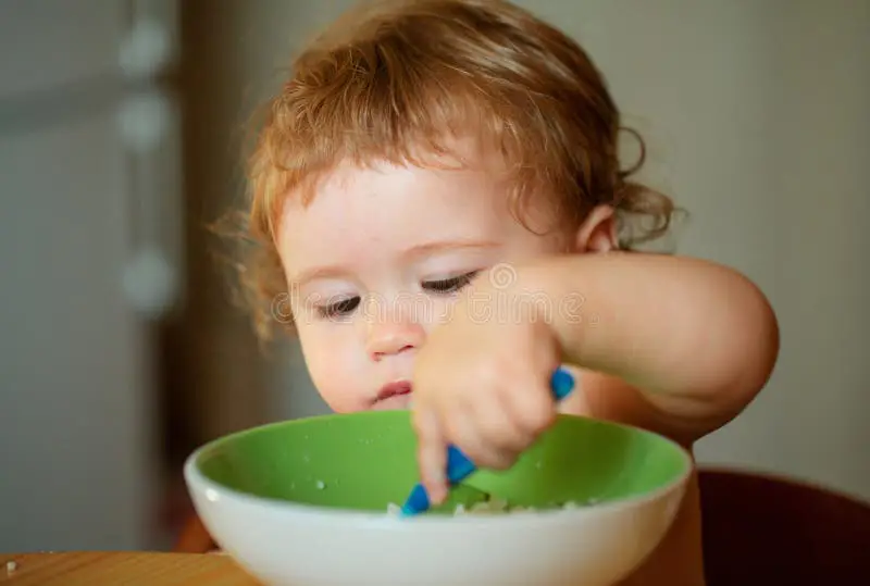 Bayi bahagia makan makanan sehat