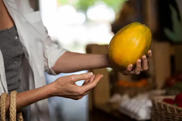 Memilih pepaya di pasar tradisional