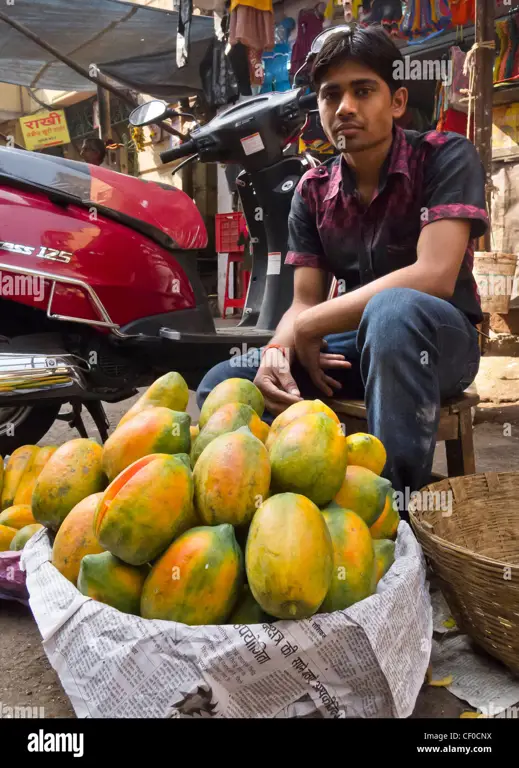 Stan penjualan keripik daun pepaya di pasar tradisional atau modern.