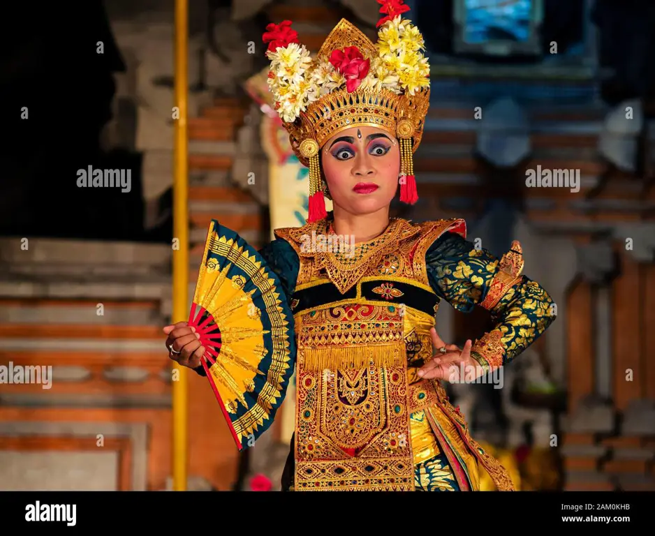 Penari Bali menampilkan tari tradisional di Payas Agung