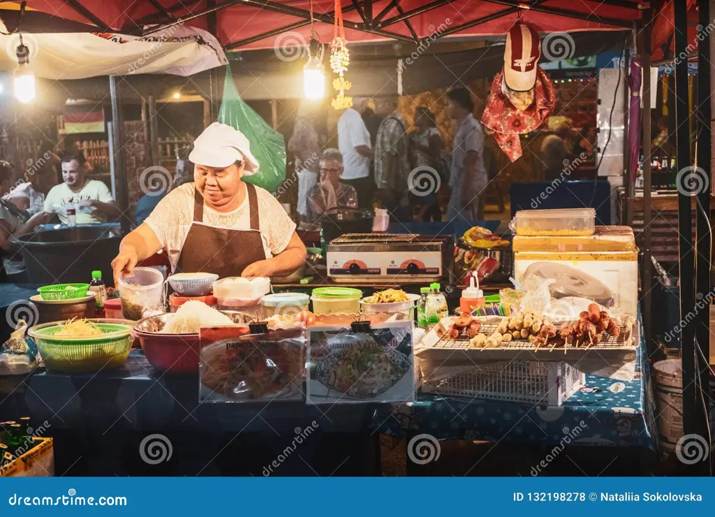 Gambar seorang wanita sedang makan salad pepaya