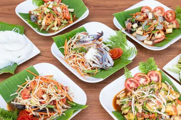 Gambar salad bunga pepaya yang segar dan sehat dengan berbagai sayuran dan buah-buahan