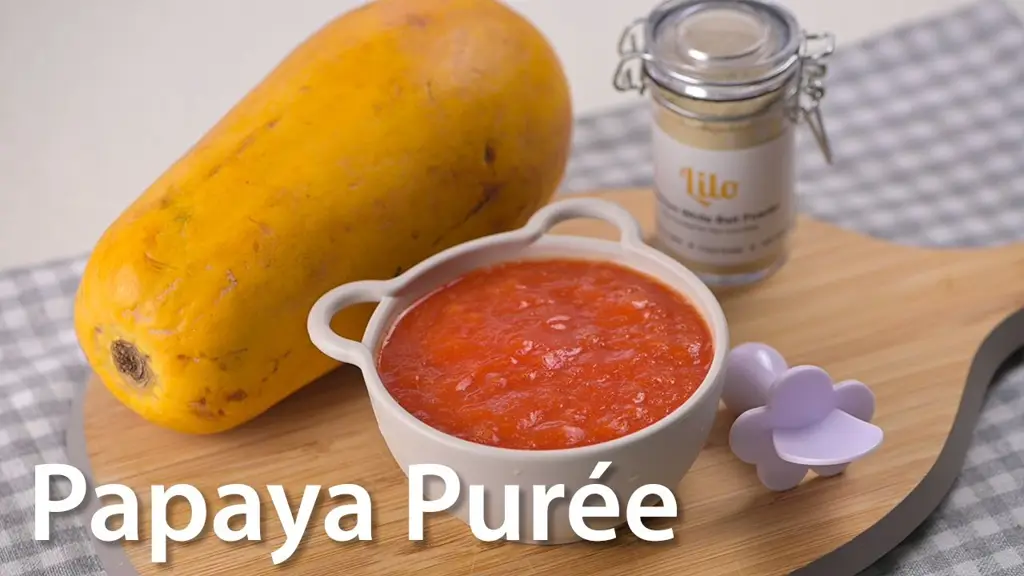 Bayi sedang menikmati pure pepaya