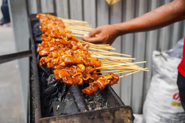 Sate sapi yang dibakar di atas bara api hingga matang sempurna.