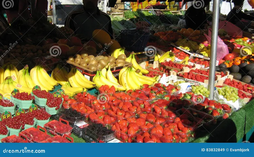 Gambar pedagang yang menjual buah pepaya muda di pasar