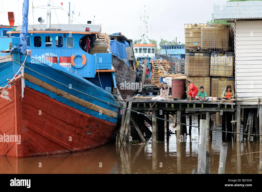 Pemandangan jalan khas di Pekanbaru, Indonesia