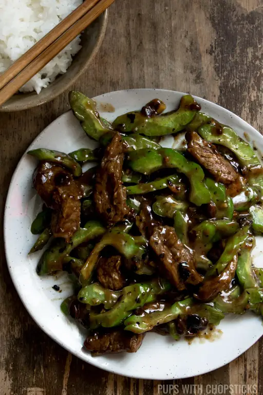 Gambar sambal matah dengan daun pepaya jepang yang segar dan menggugah selera