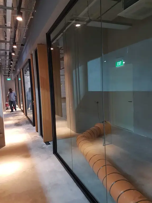 Gambar interior gedung perkantoran modern di Singapura