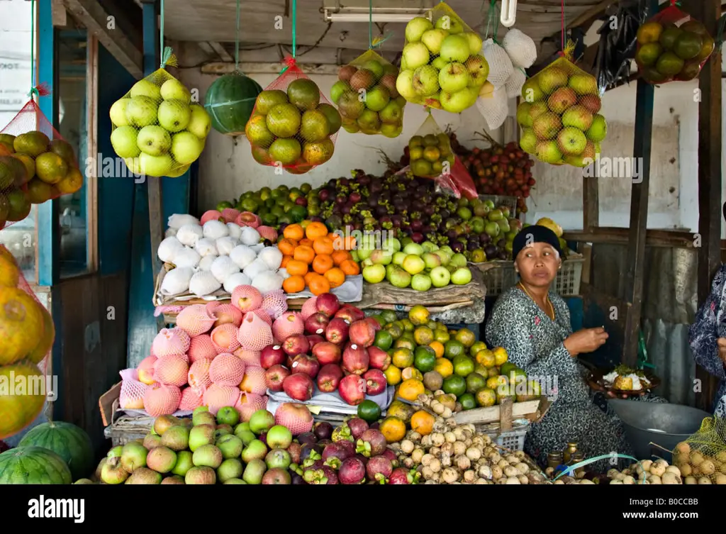 Pedagang pepaya di pasar Jawa Barat