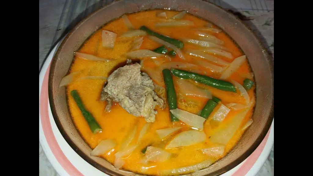 Gambar close-up sayur godog pepaya dengan berbagai sayuran