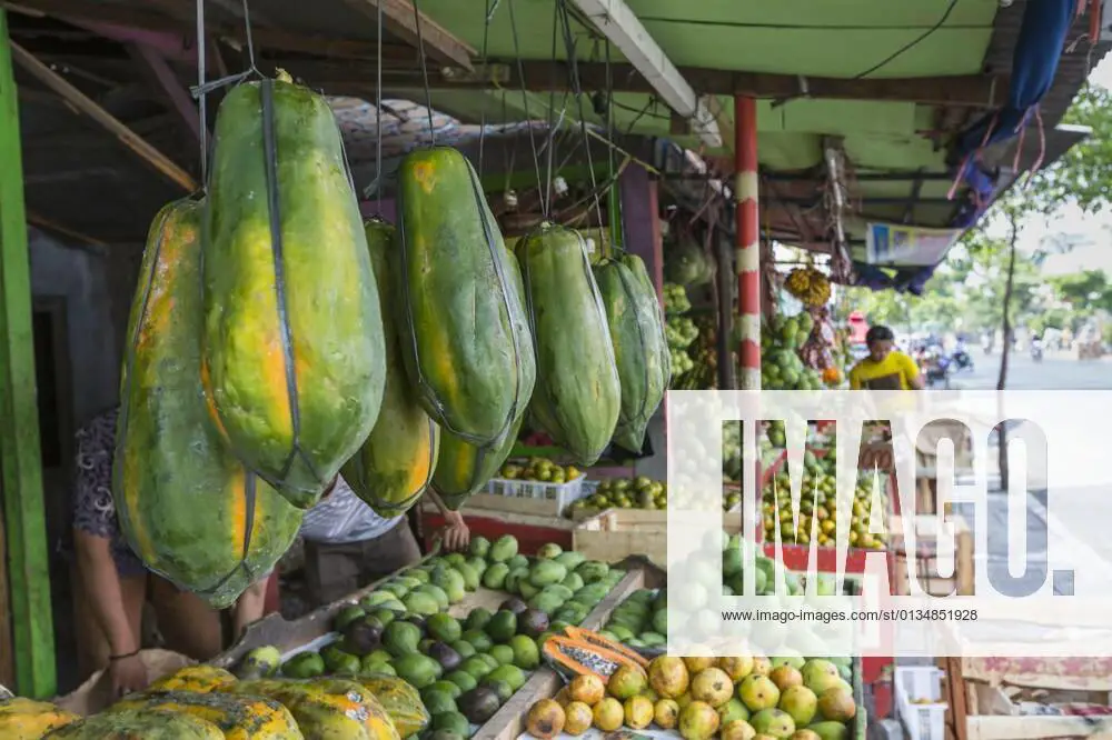 Para pedagang pepaya di pasar tradisional.