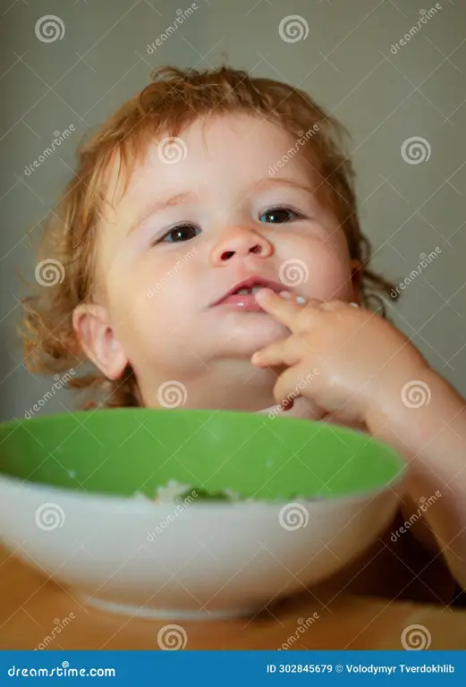 Bayi bahagia makan makanan sehat