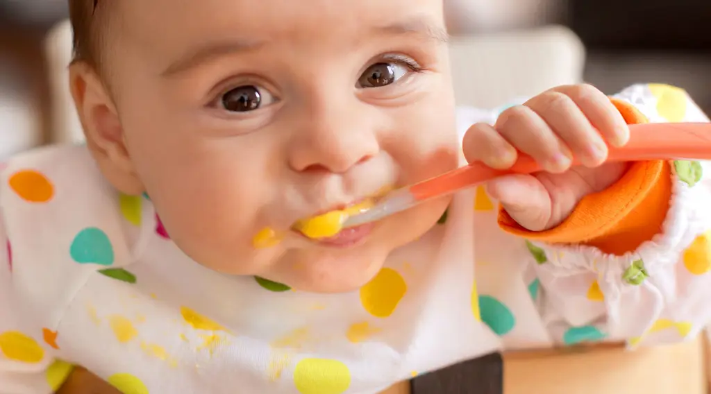 Bayi bahagia makan makanan sehat