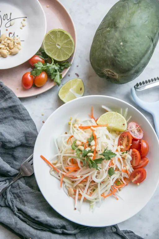 Salad buah pepaya yang segar dan lezat