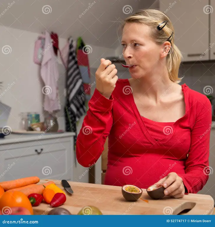 Ibu hamil sedang makan makanan sehat