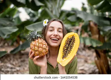 Seseorang sedang memakan buah pepaya