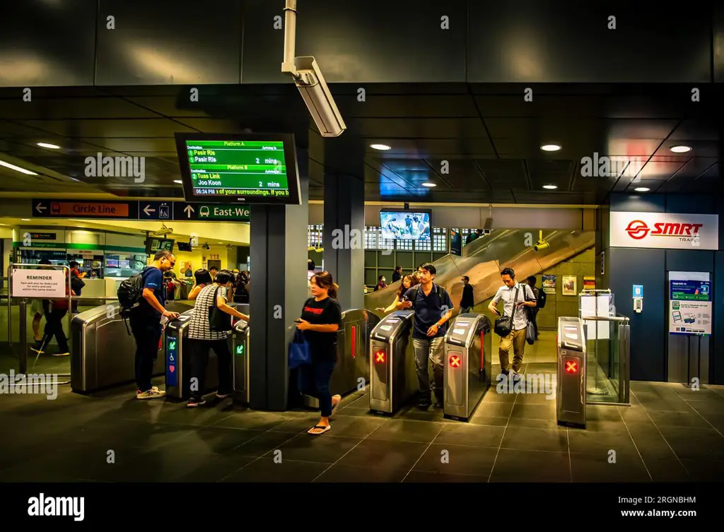 Foto Stasiun MRT Paya Lebar yang ramai dan modern