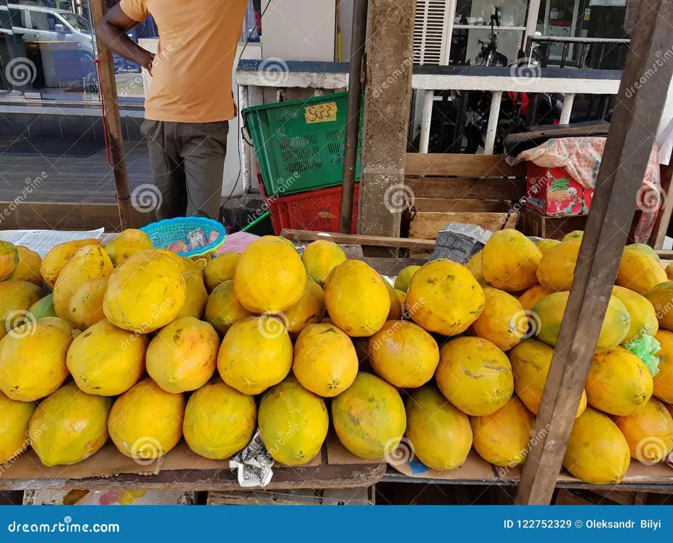 Gambar pedagang pepaya di pasar tradisional