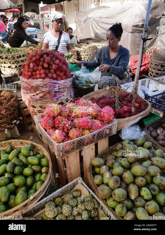 Gambar seorang wanita yang berjualan pepaya di pasar