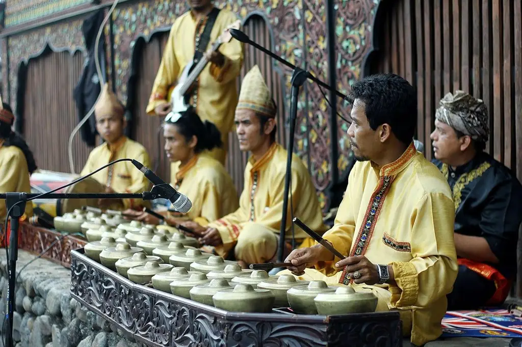 Alat musik tradisional Indonesia dan pemandangan alam