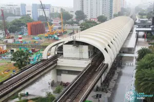 Foto interior Stasiun MRT Paya Lebar yang menunjukkan desain modern dan nyaman.