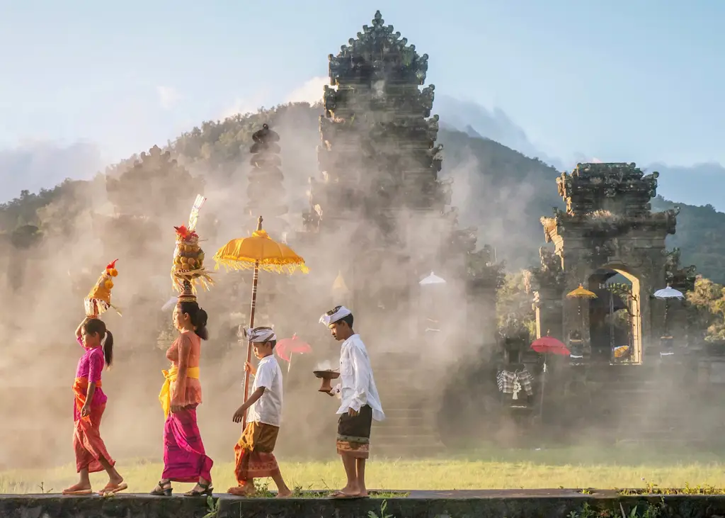 Umat Hindu berdoa di pura