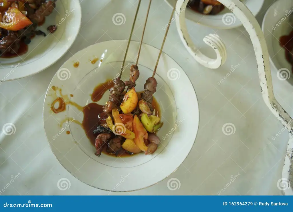 Sate Kambing Daun Pepaya dengan Nasi Hangat