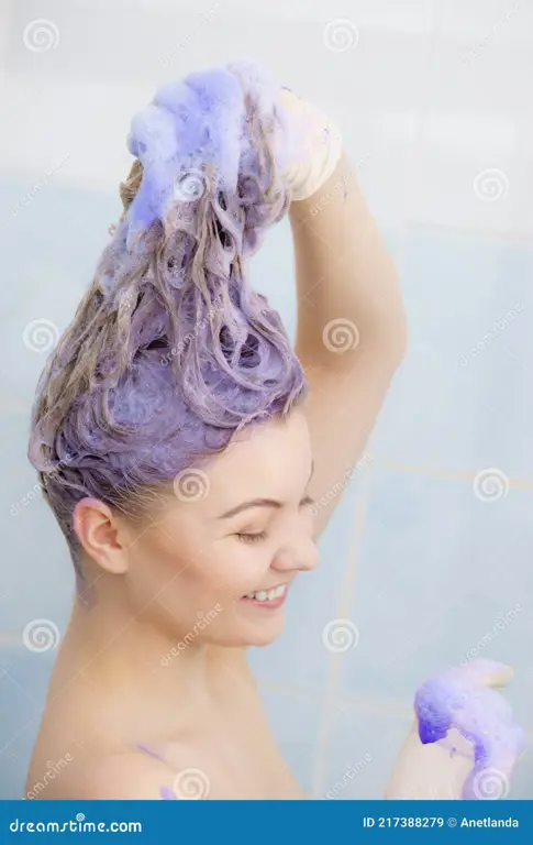 Gambar wanita sedang keramas dengan shampoo