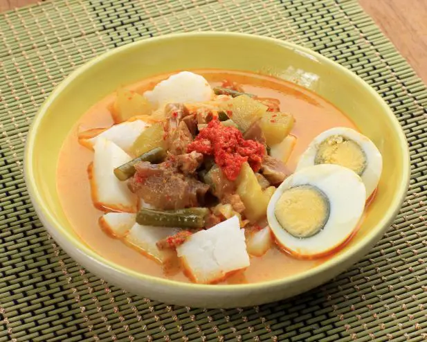 Lontong Sayur Pepaya Muda yang sudah disajikan