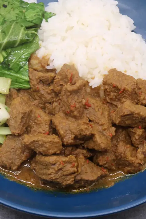 Potongan rendang sapi yang lezat