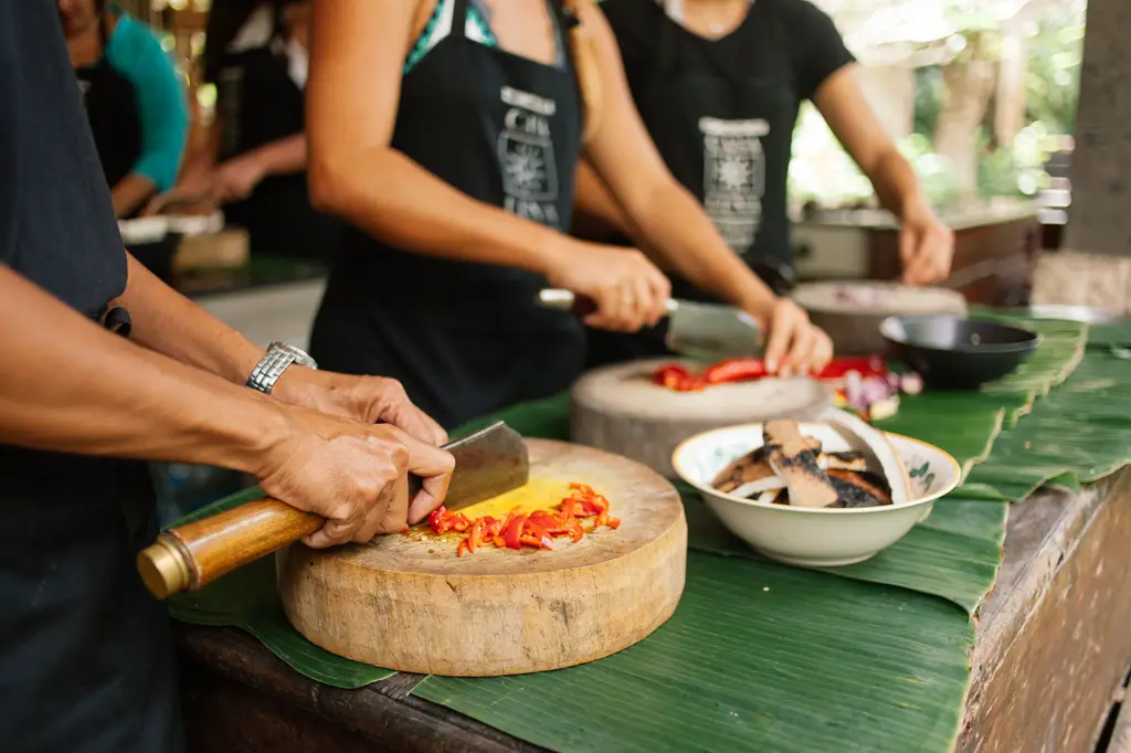 Proses memasak tumis daun pepaya teri